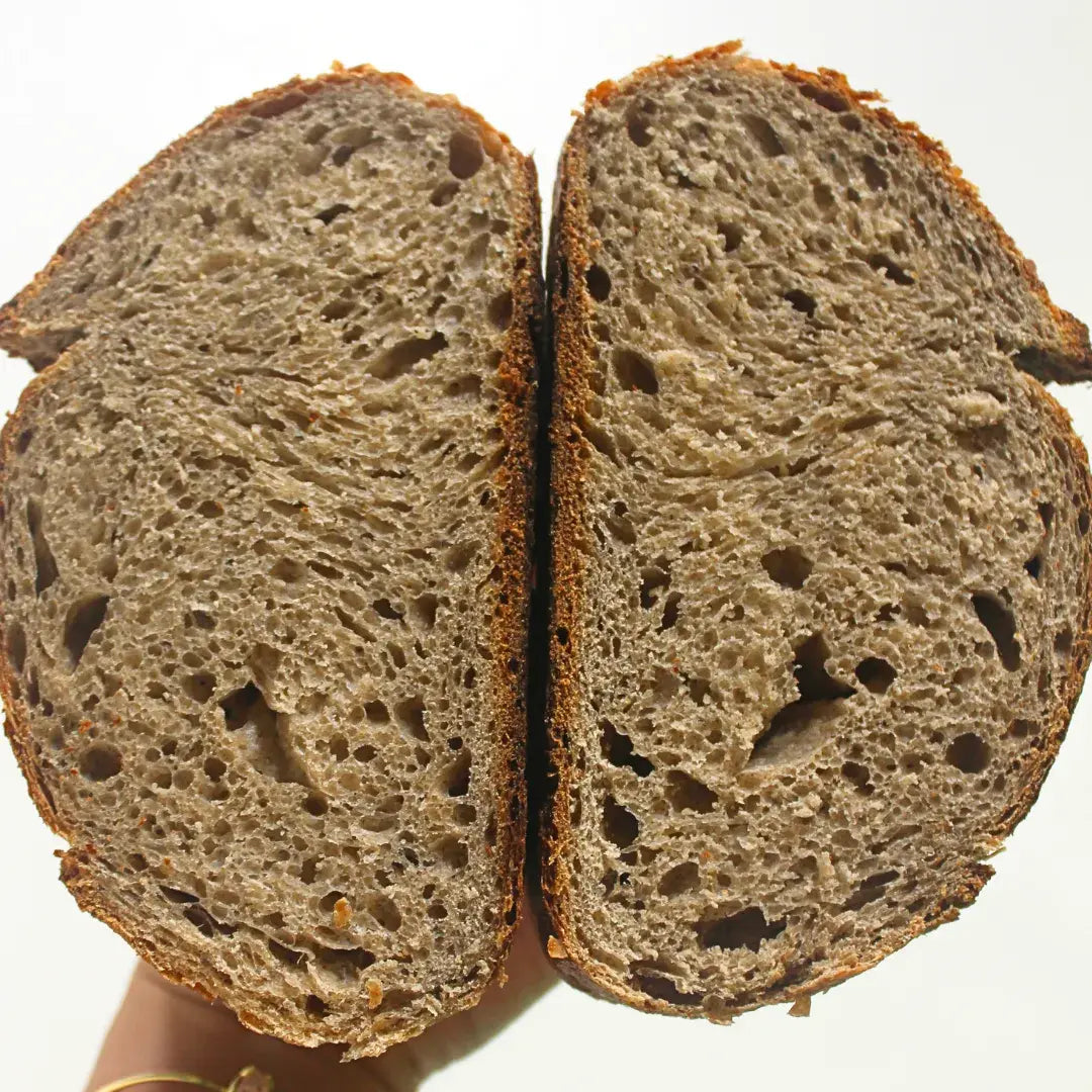 pan de masa madre dividida a la mitad